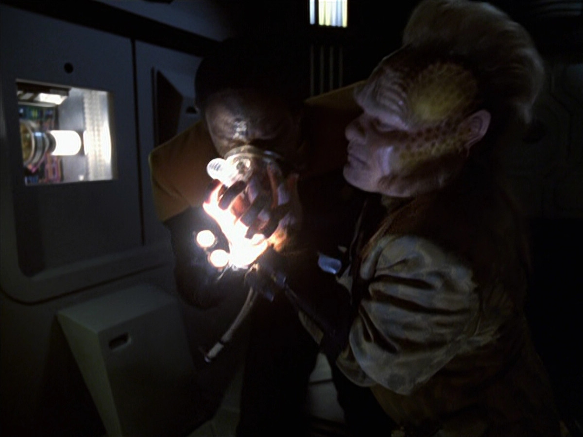 extant_StarTrek_VOY_6x25-TheHauntingOfDeckTwelve_03187.jpg