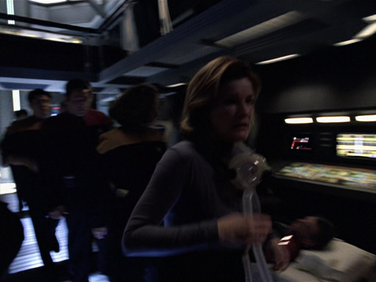 extant_StarTrek_VOY_6x25-TheHauntingOfDeckTwelve_03274.jpg