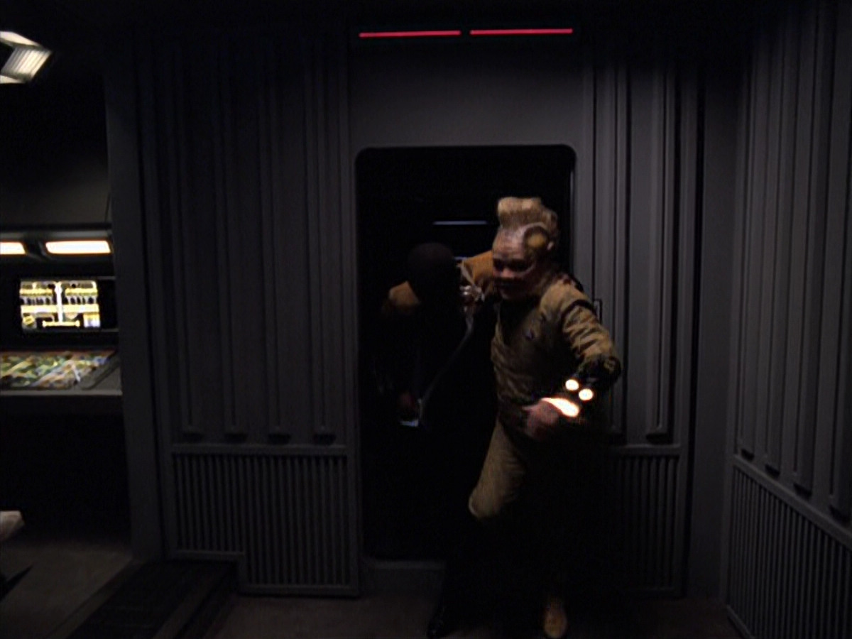 extant_StarTrek_VOY_6x25-TheHauntingOfDeckTwelve_03277.jpg