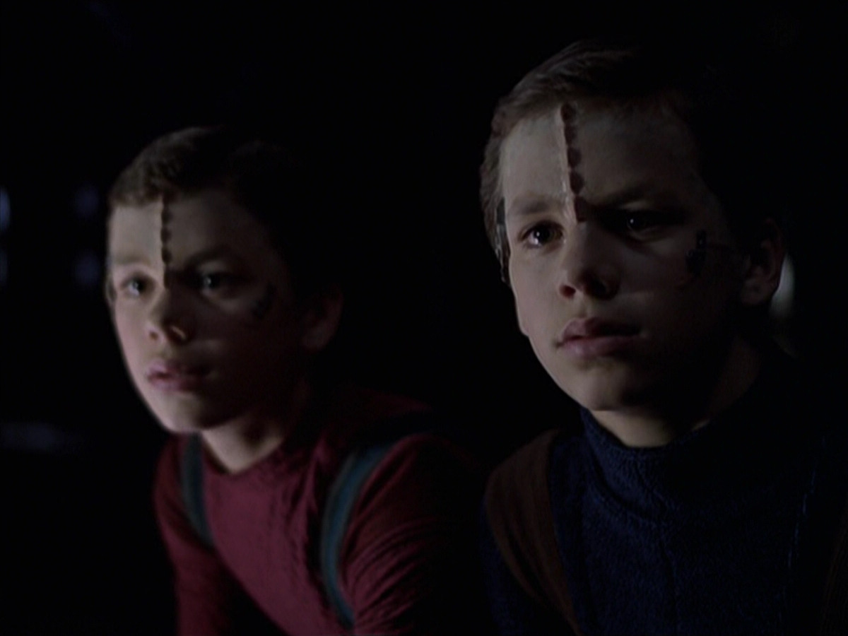 extant_StarTrek_VOY_6x25-TheHauntingOfDeckTwelve_03418.jpg
