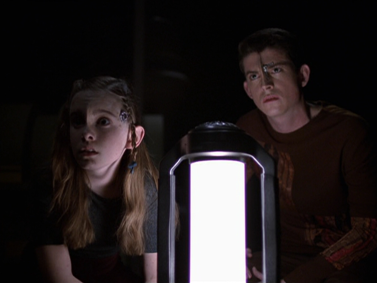 extant_StarTrek_VOY_6x25-TheHauntingOfDeckTwelve_03419.jpg