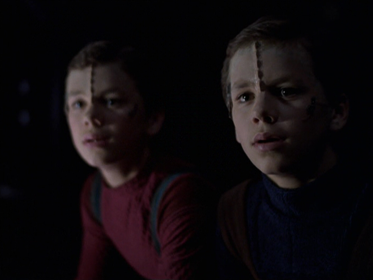 extant_StarTrek_VOY_6x25-TheHauntingOfDeckTwelve_03442.jpg
