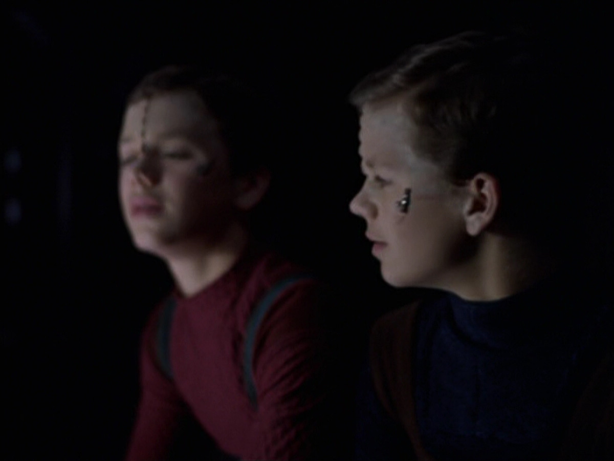 extant_StarTrek_VOY_6x25-TheHauntingOfDeckTwelve_03444.jpg