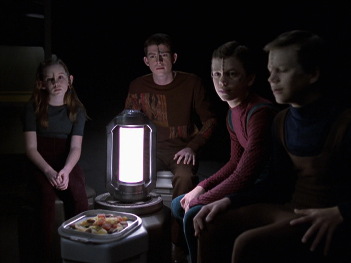 extant_StarTrek_VOY_6x25-TheHauntingOfDeckTwelve_03446.jpg