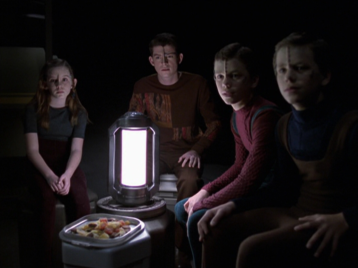 extant_StarTrek_VOY_6x25-TheHauntingOfDeckTwelve_03447.jpg
