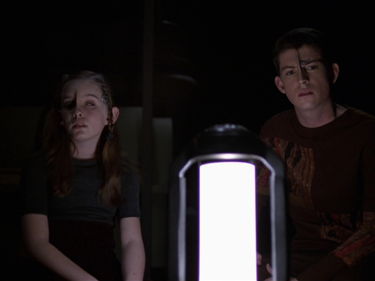 extant_StarTrek_VOY_6x25-TheHauntingOfDeckTwelve_03462.jpg