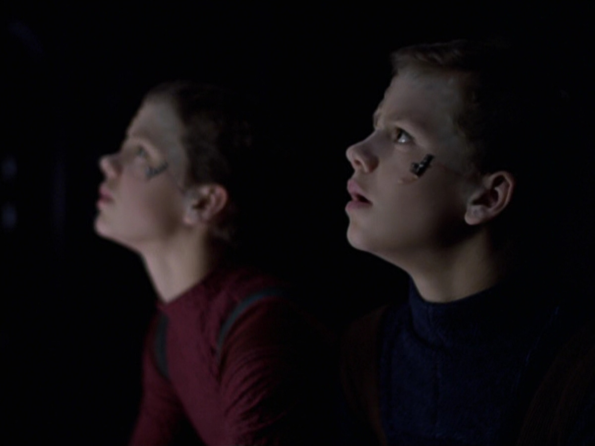 extant_StarTrek_VOY_6x25-TheHauntingOfDeckTwelve_03475.jpg