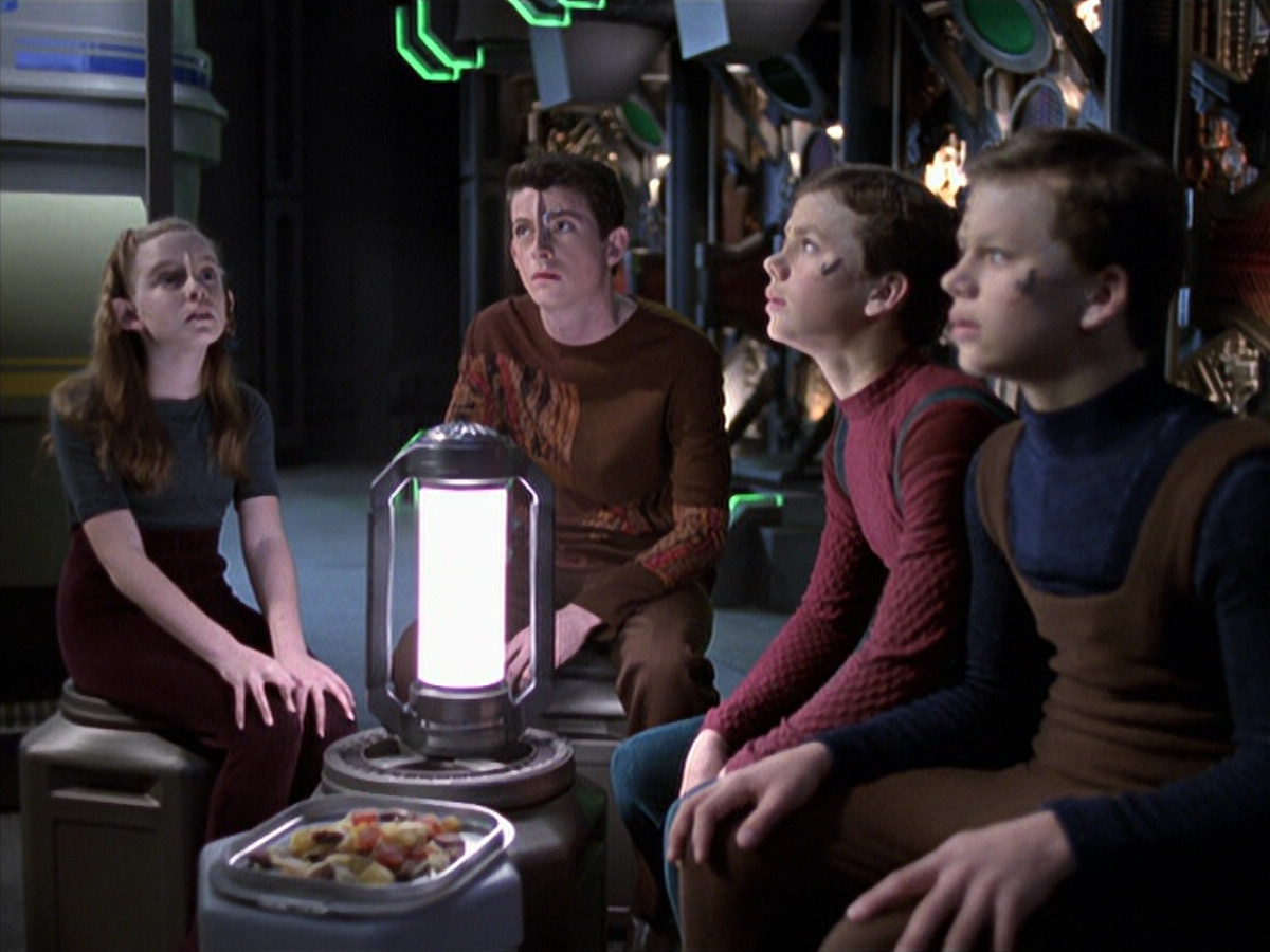 extant_StarTrek_VOY_6x25-TheHauntingOfDeckTwelve_03489.jpg