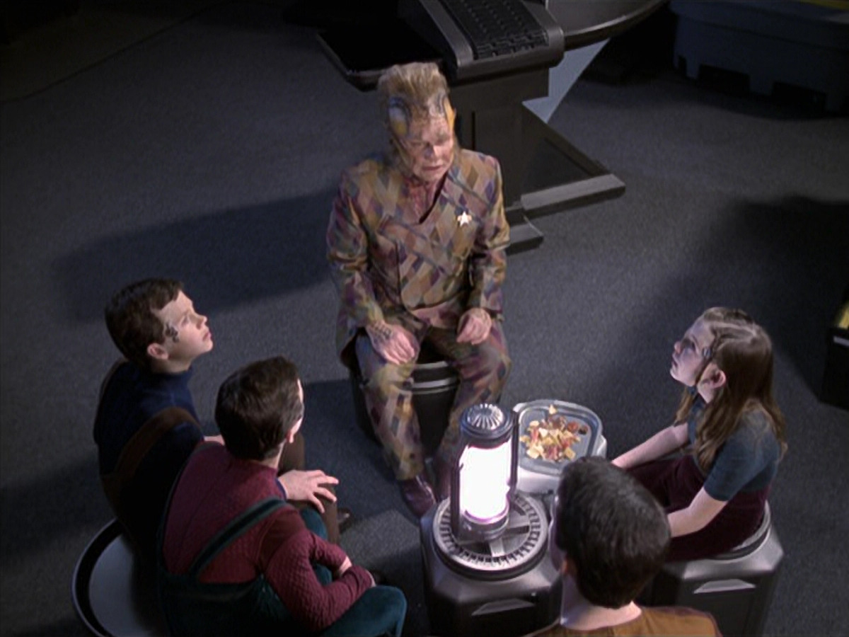 extant_StarTrek_VOY_6x25-TheHauntingOfDeckTwelve_03493.jpg