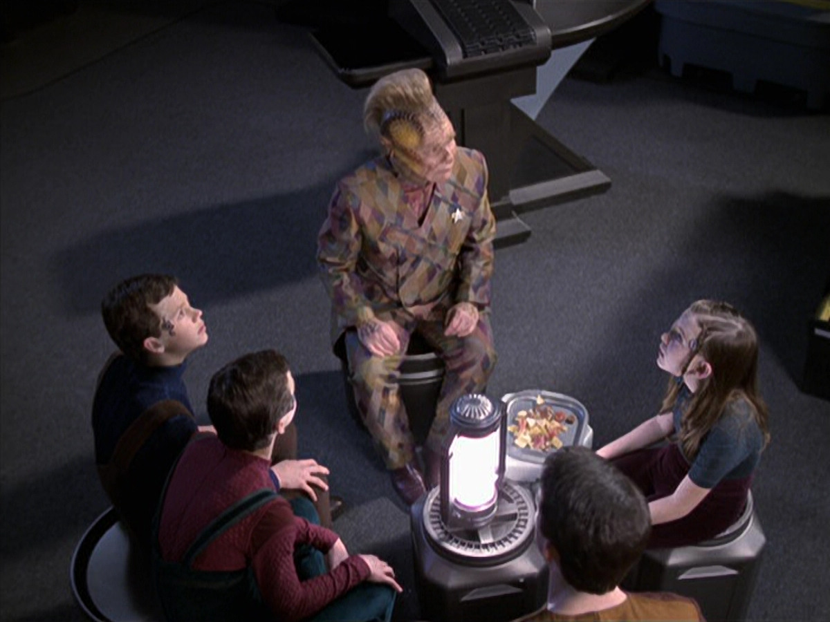 extant_StarTrek_VOY_6x25-TheHauntingOfDeckTwelve_03494.jpg
