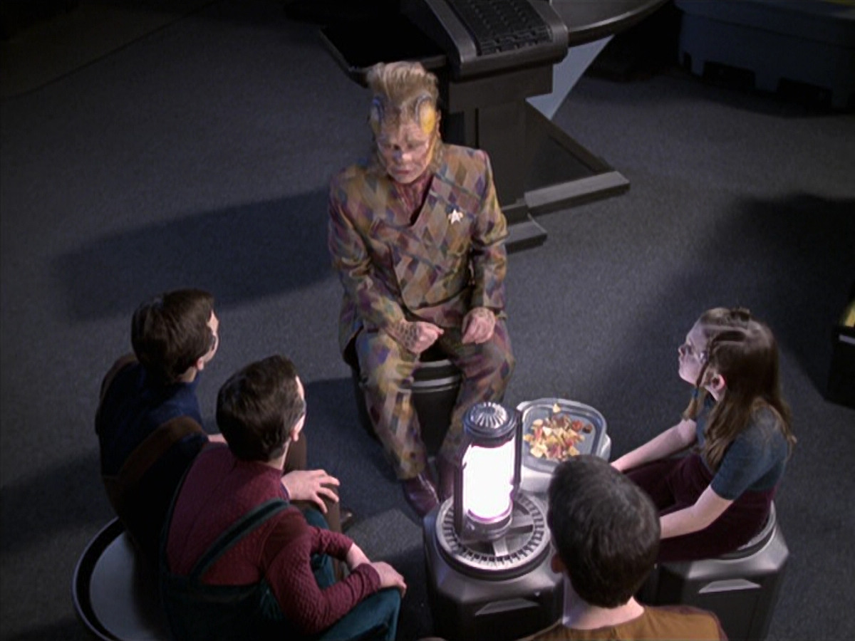 extant_StarTrek_VOY_6x25-TheHauntingOfDeckTwelve_03496.jpg