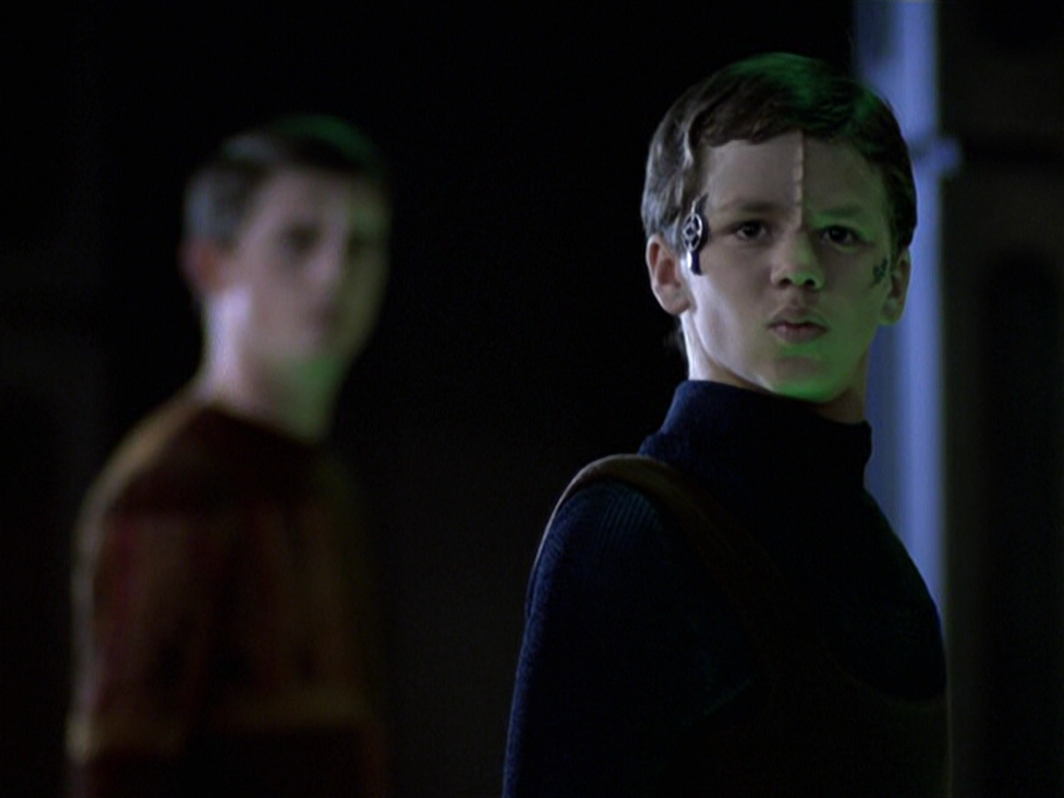 extant_StarTrek_VOY_6x25-TheHauntingOfDeckTwelve_03512.jpg