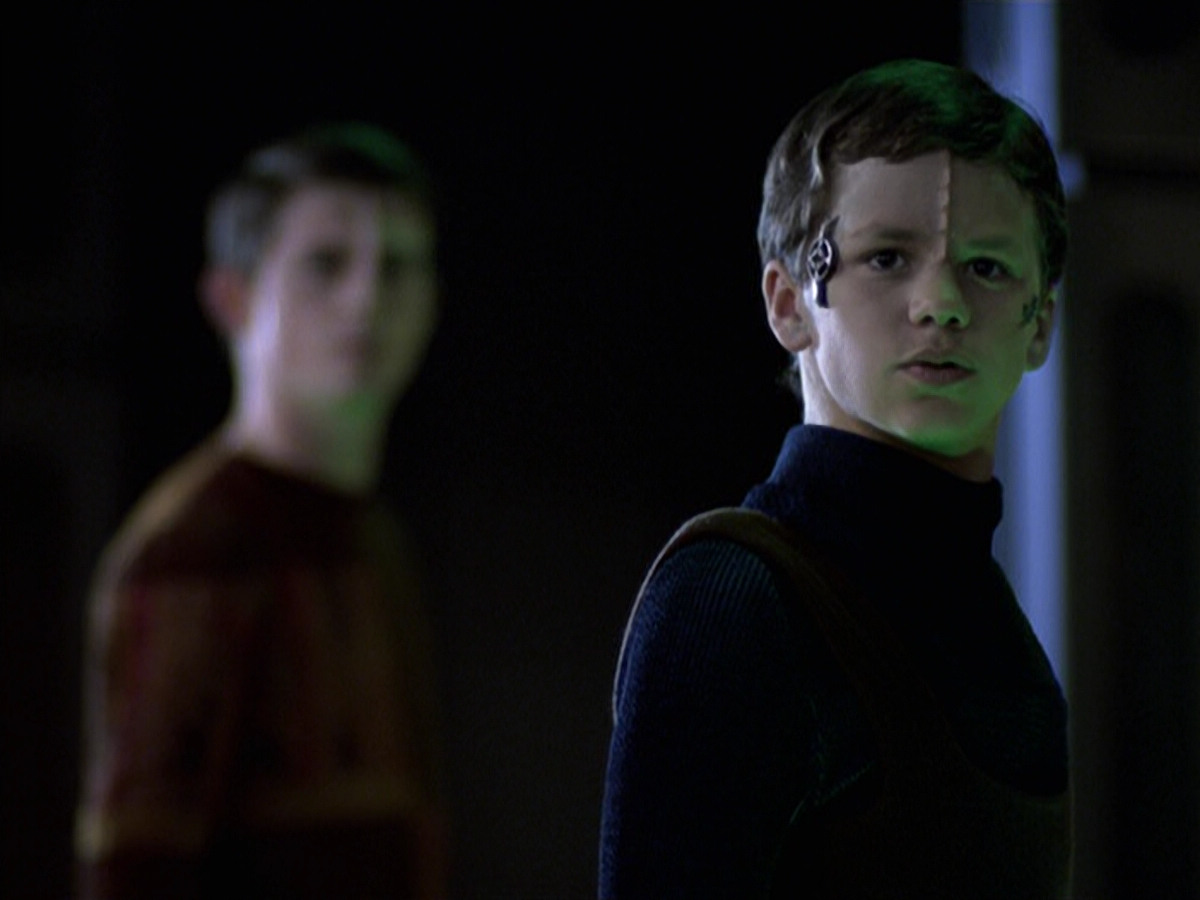 extant_StarTrek_VOY_6x25-TheHauntingOfDeckTwelve_03513.jpg