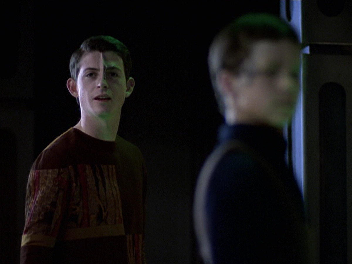 extant_StarTrek_VOY_6x25-TheHauntingOfDeckTwelve_03531.jpg