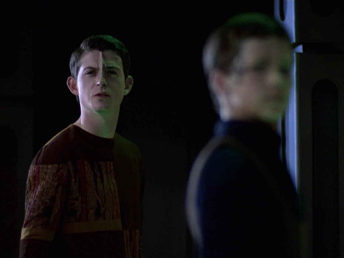 extant_StarTrek_VOY_6x25-TheHauntingOfDeckTwelve_03532.jpg