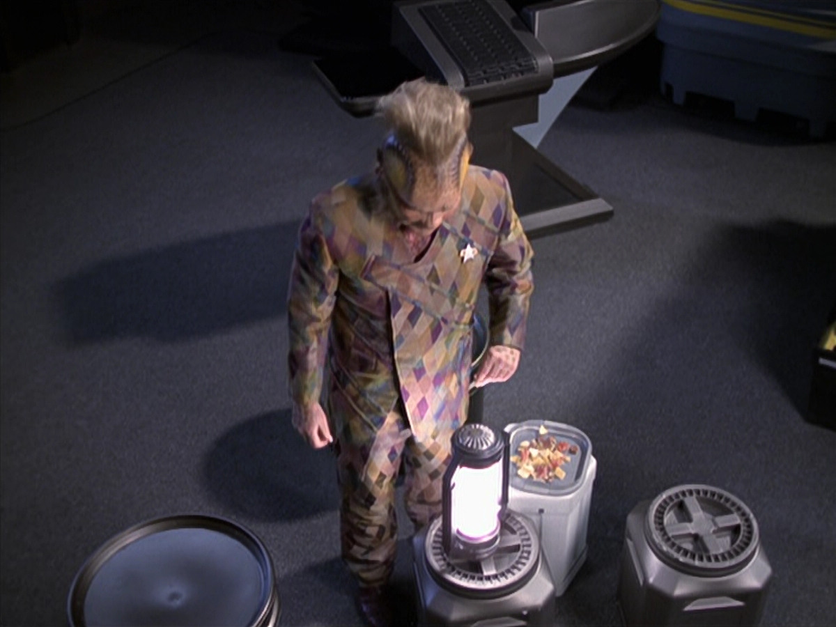 extant_StarTrek_VOY_6x25-TheHauntingOfDeckTwelve_03551.jpg