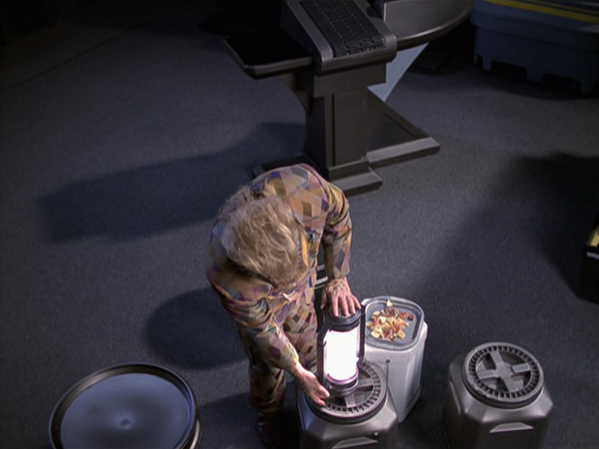 extant_StarTrek_VOY_6x25-TheHauntingOfDeckTwelve_03553.jpg