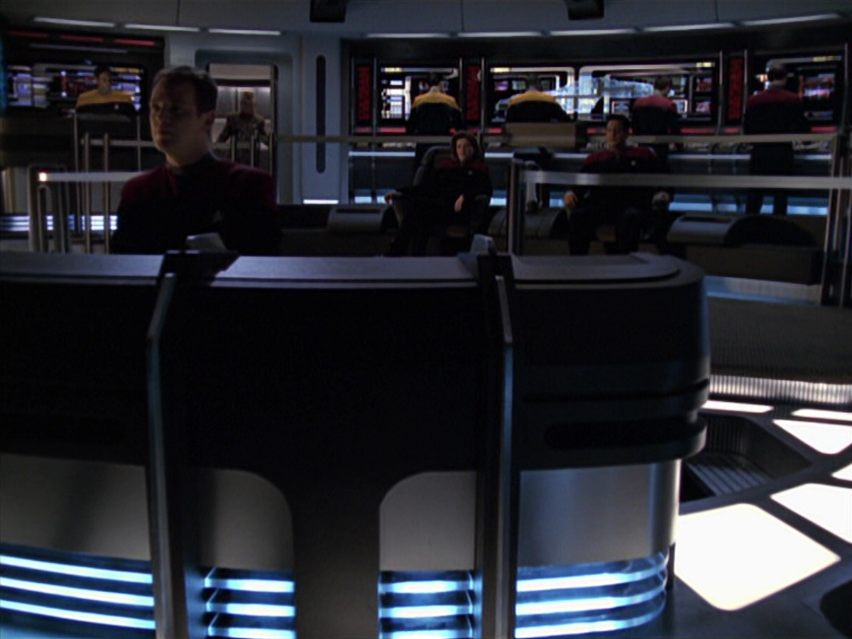 extant_StarTrek_VOY_6x25-TheHauntingOfDeckTwelve_03567.jpg