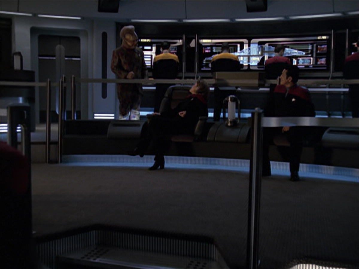 extant_StarTrek_VOY_6x25-TheHauntingOfDeckTwelve_03576.jpg