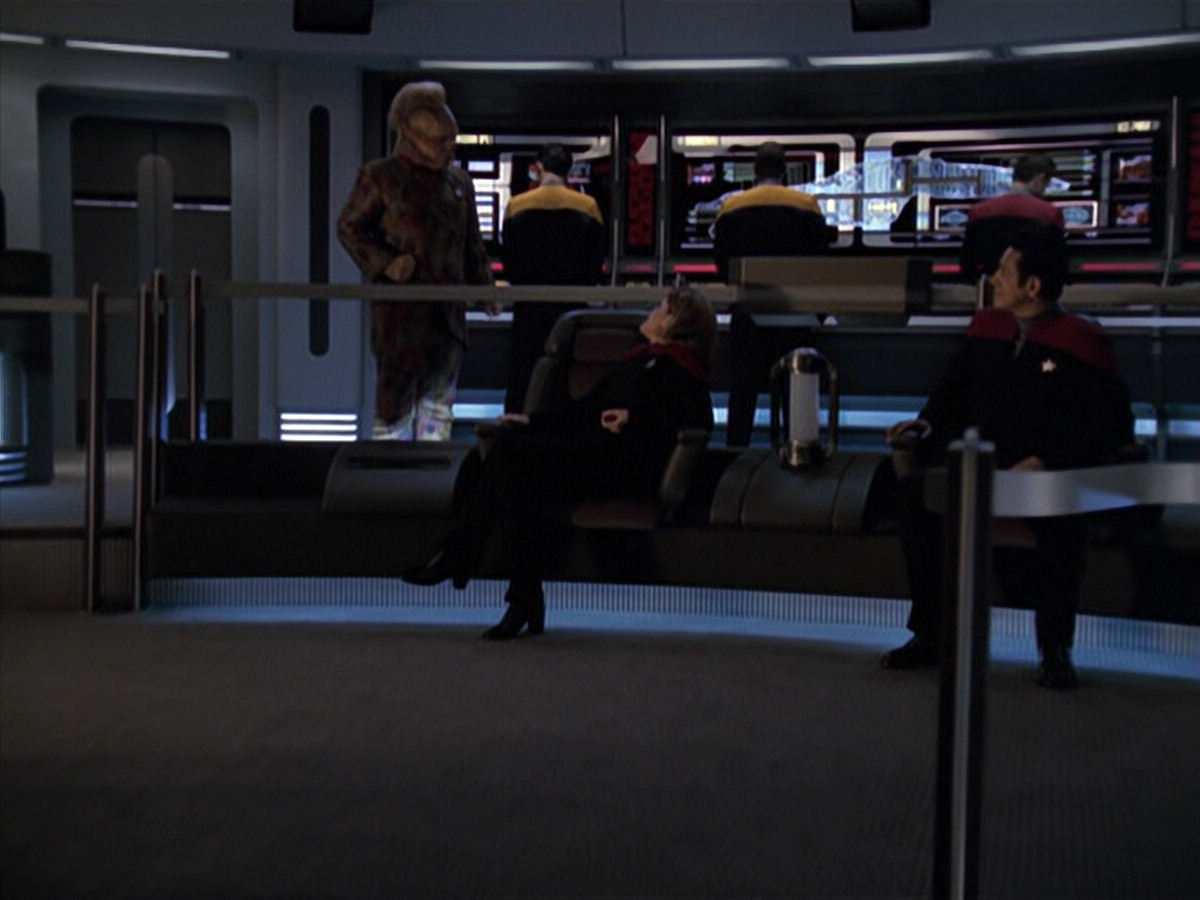 extant_StarTrek_VOY_6x25-TheHauntingOfDeckTwelve_03578.jpg