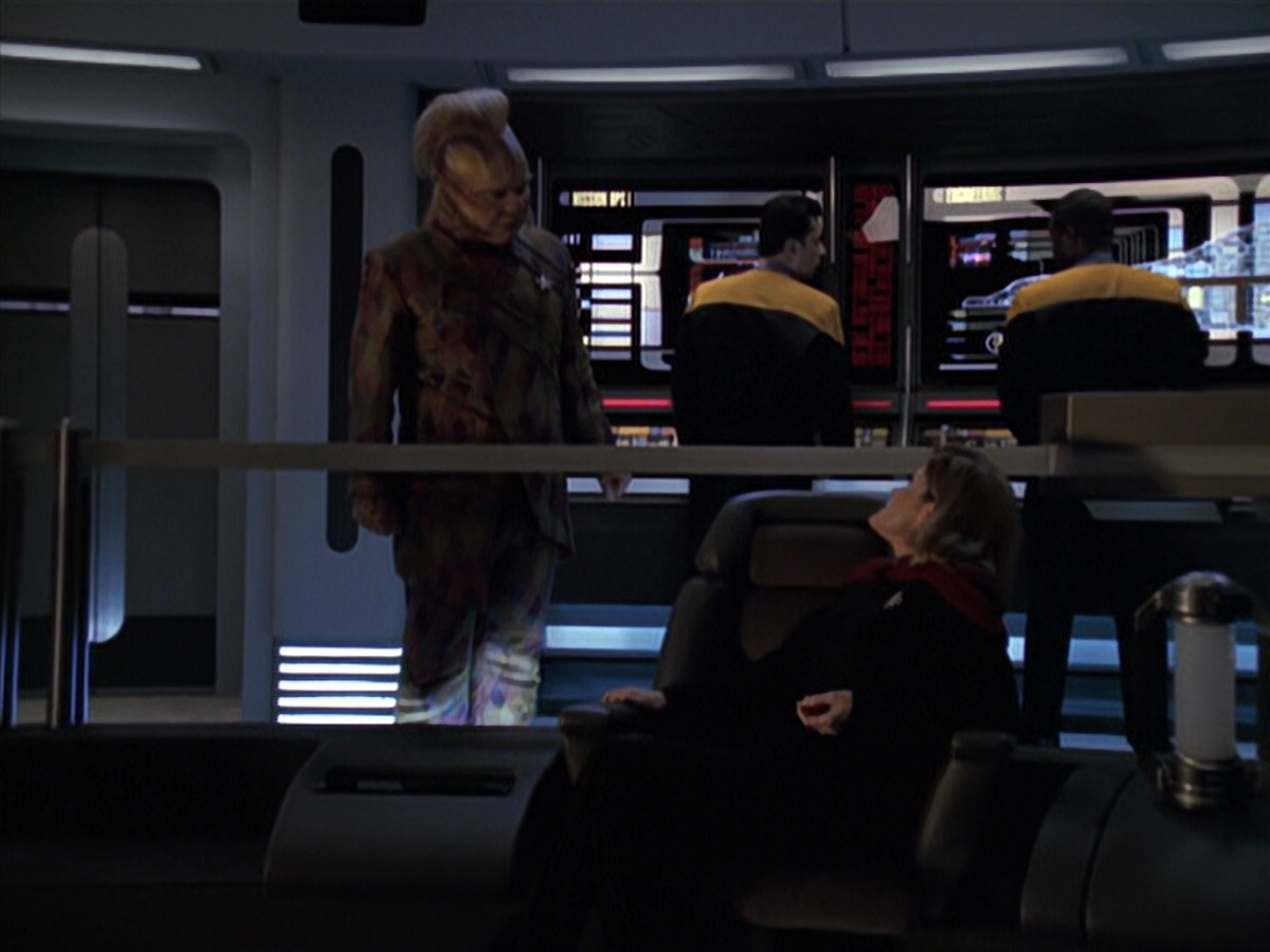 extant_StarTrek_VOY_6x25-TheHauntingOfDeckTwelve_03584.jpg