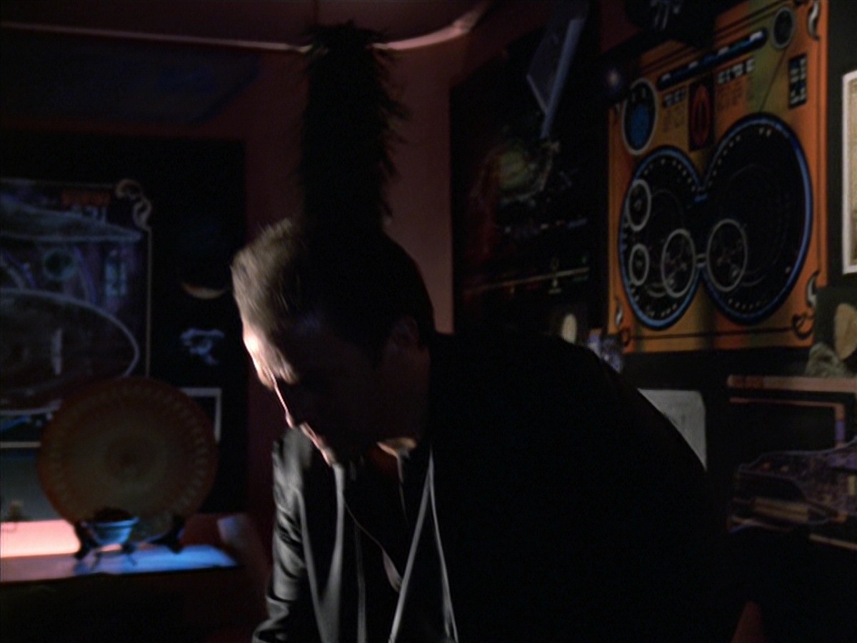 extant_StarTrek_VOY_7x04-Repression_0017.jpg