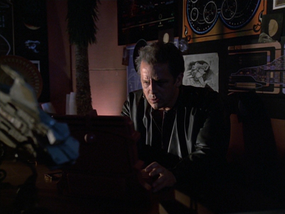 extant_StarTrek_VOY_7x04-Repression_0021.jpg