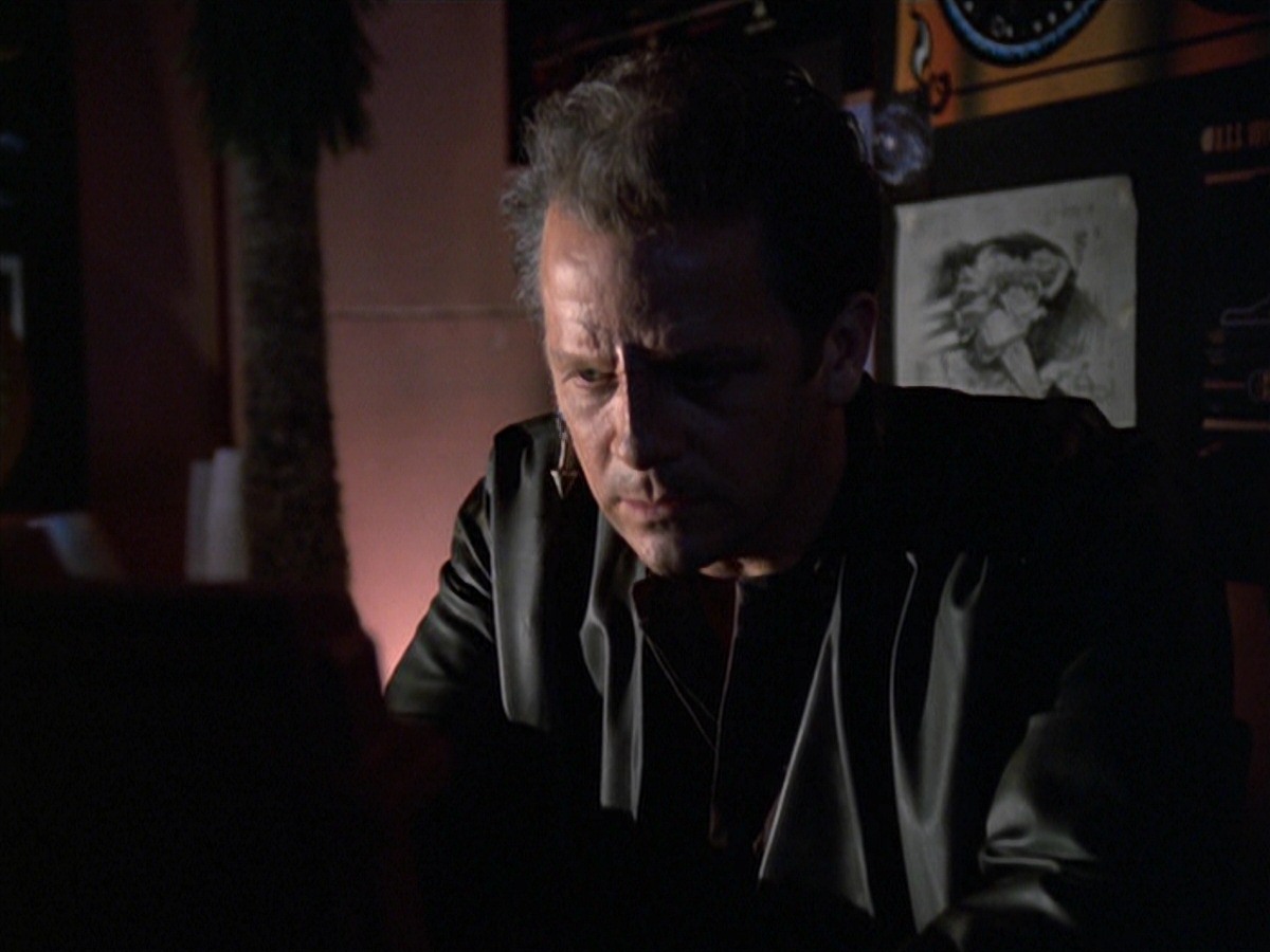 extant_StarTrek_VOY_7x04-Repression_0040.jpg