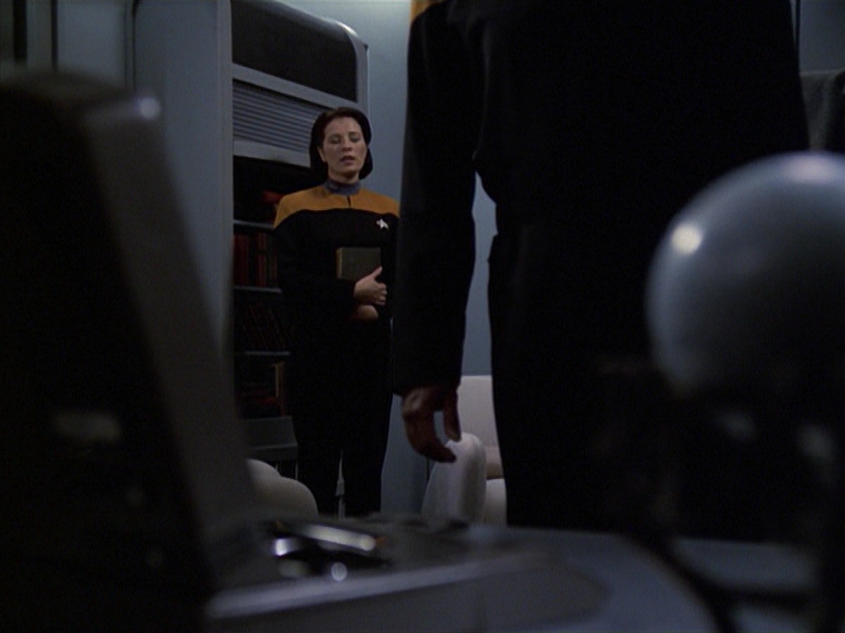 extant_StarTrek_VOY_7x04-Repression_0635.jpg