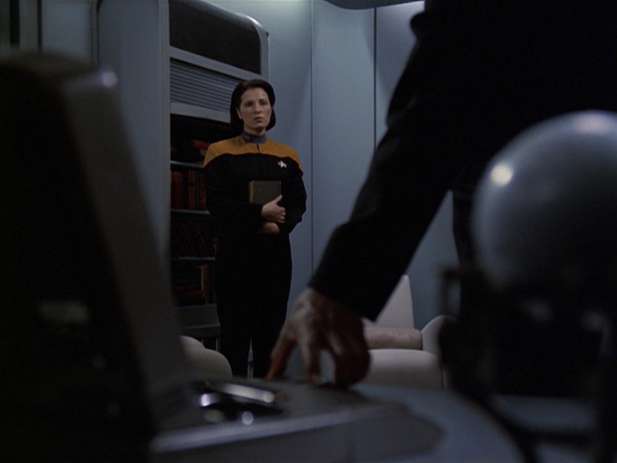 extant_StarTrek_VOY_7x04-Repression_0639.jpg