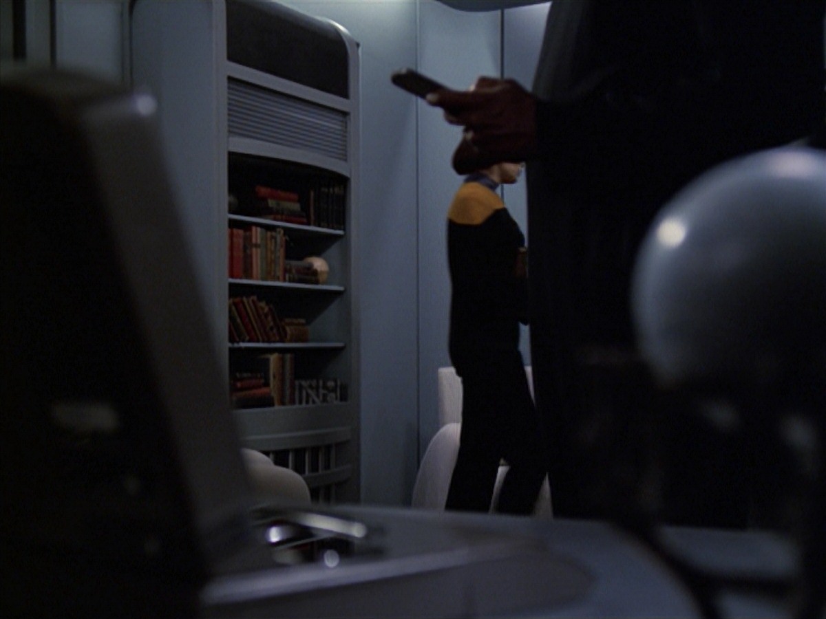 extant_StarTrek_VOY_7x04-Repression_0663.jpg