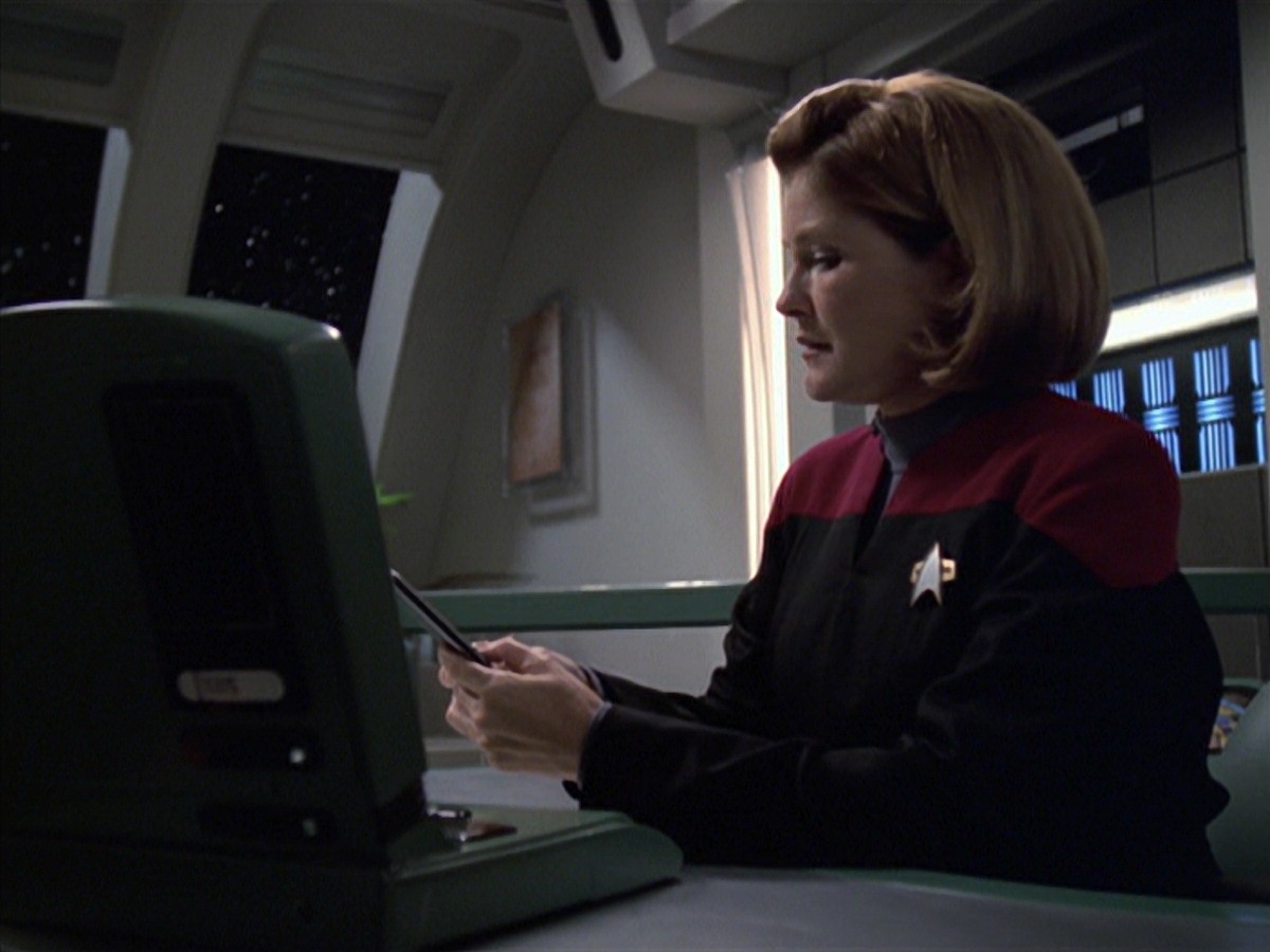 extant_StarTrek_VOY_7x04-Repression_0693.jpg