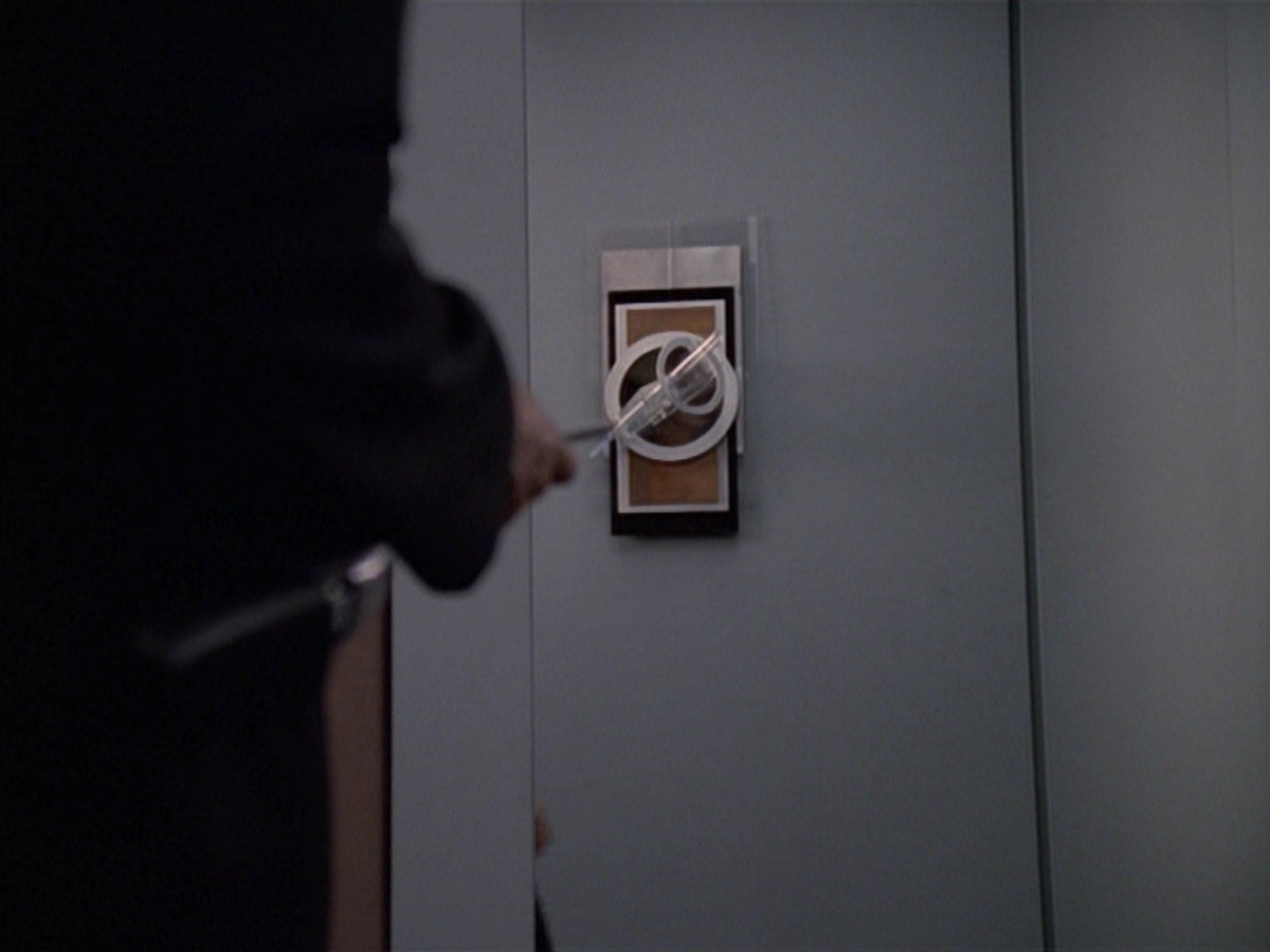 extant_StarTrek_VOY_7x04-Repression_1305.jpg