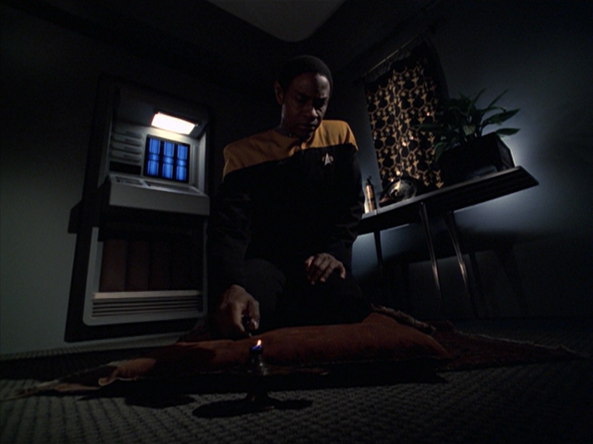 extant_StarTrek_VOY_7x04-Repression_1784.jpg