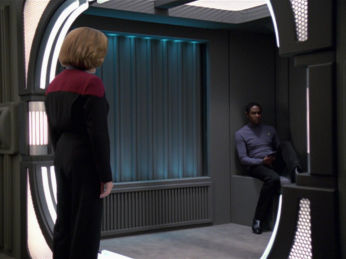 extant_StarTrek_VOY_7x04-Repression_2478.jpg