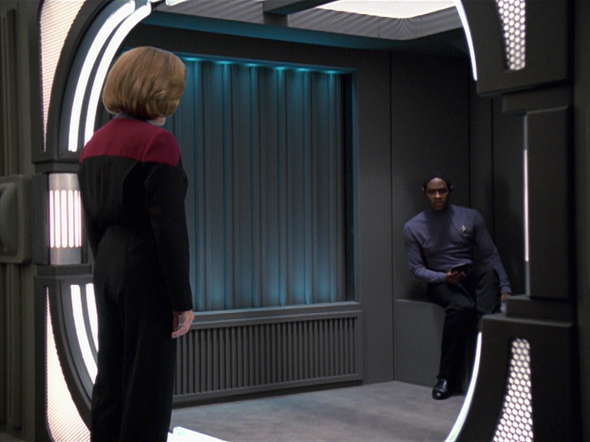 extant_StarTrek_VOY_7x04-Repression_2479.jpg