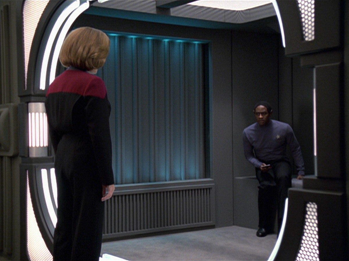 extant_StarTrek_VOY_7x04-Repression_2480.jpg