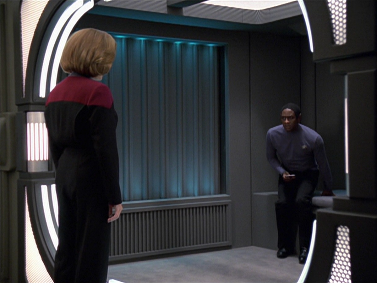 extant_StarTrek_VOY_7x04-Repression_2481.jpg