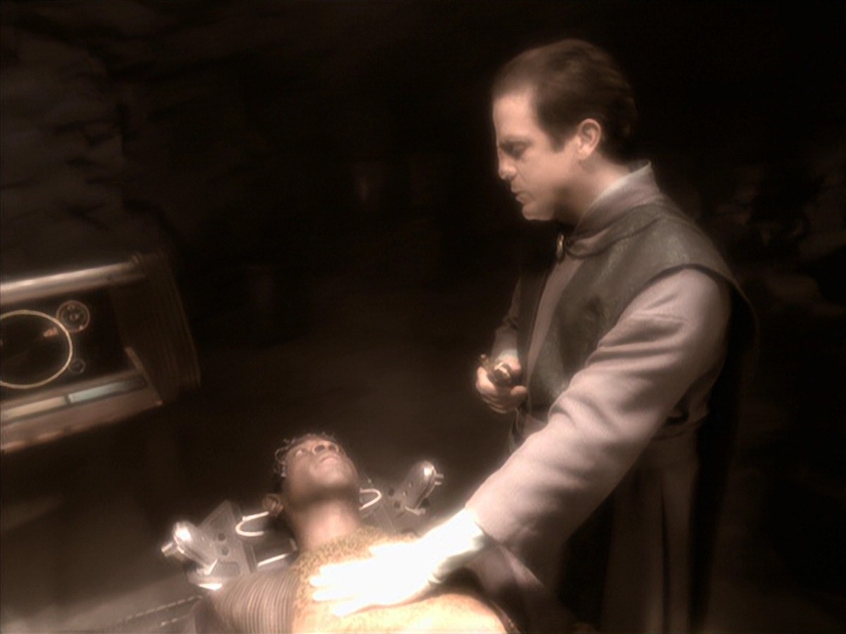 extant_StarTrek_VOY_7x04-Repression_2682.jpg