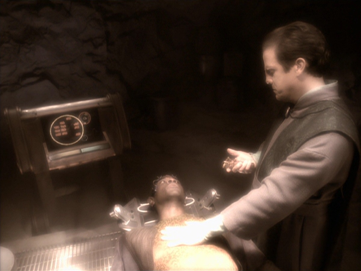 extant_StarTrek_VOY_7x04-Repression_2684.jpg