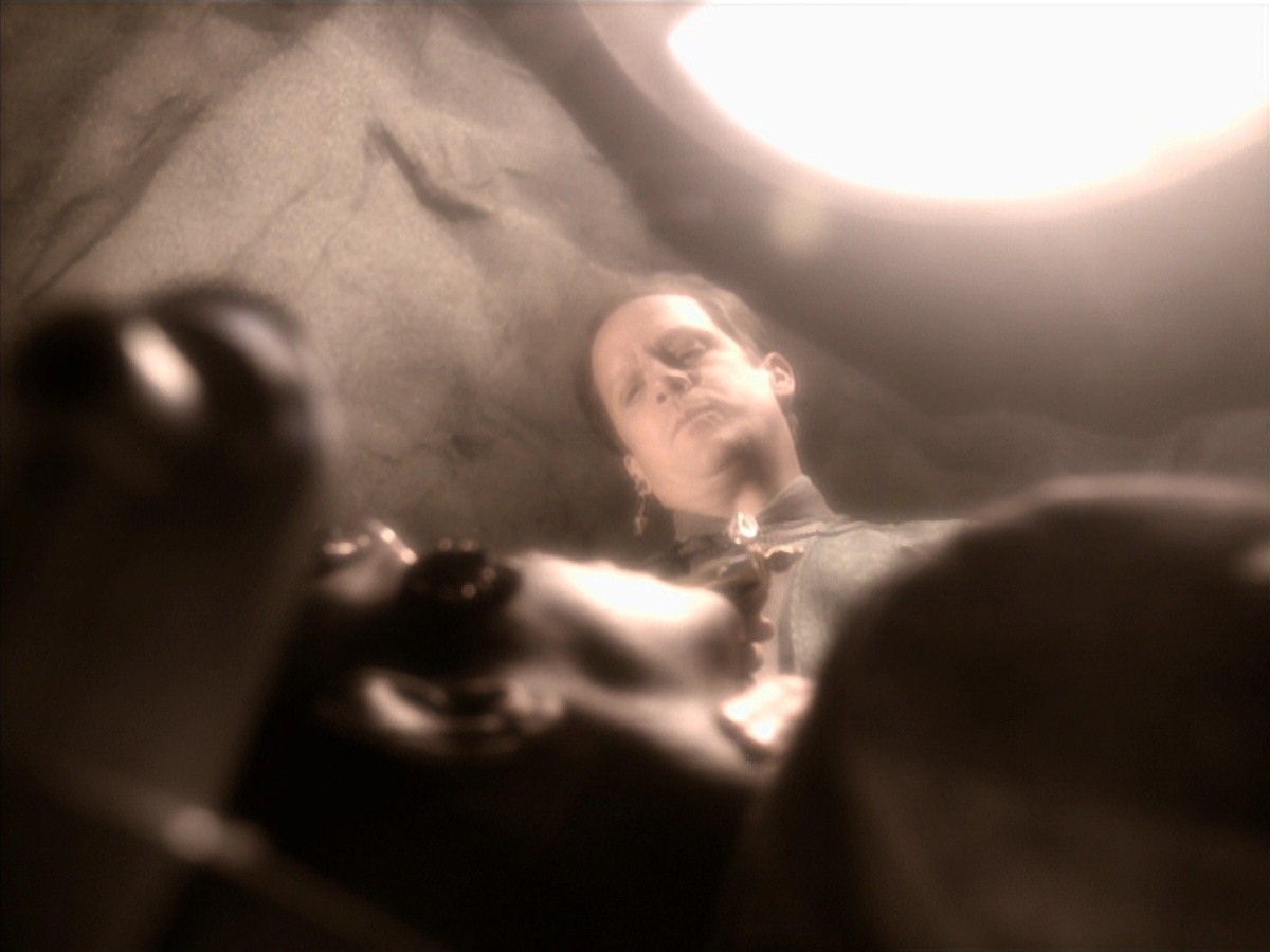 extant_StarTrek_VOY_7x04-Repression_2693.jpg