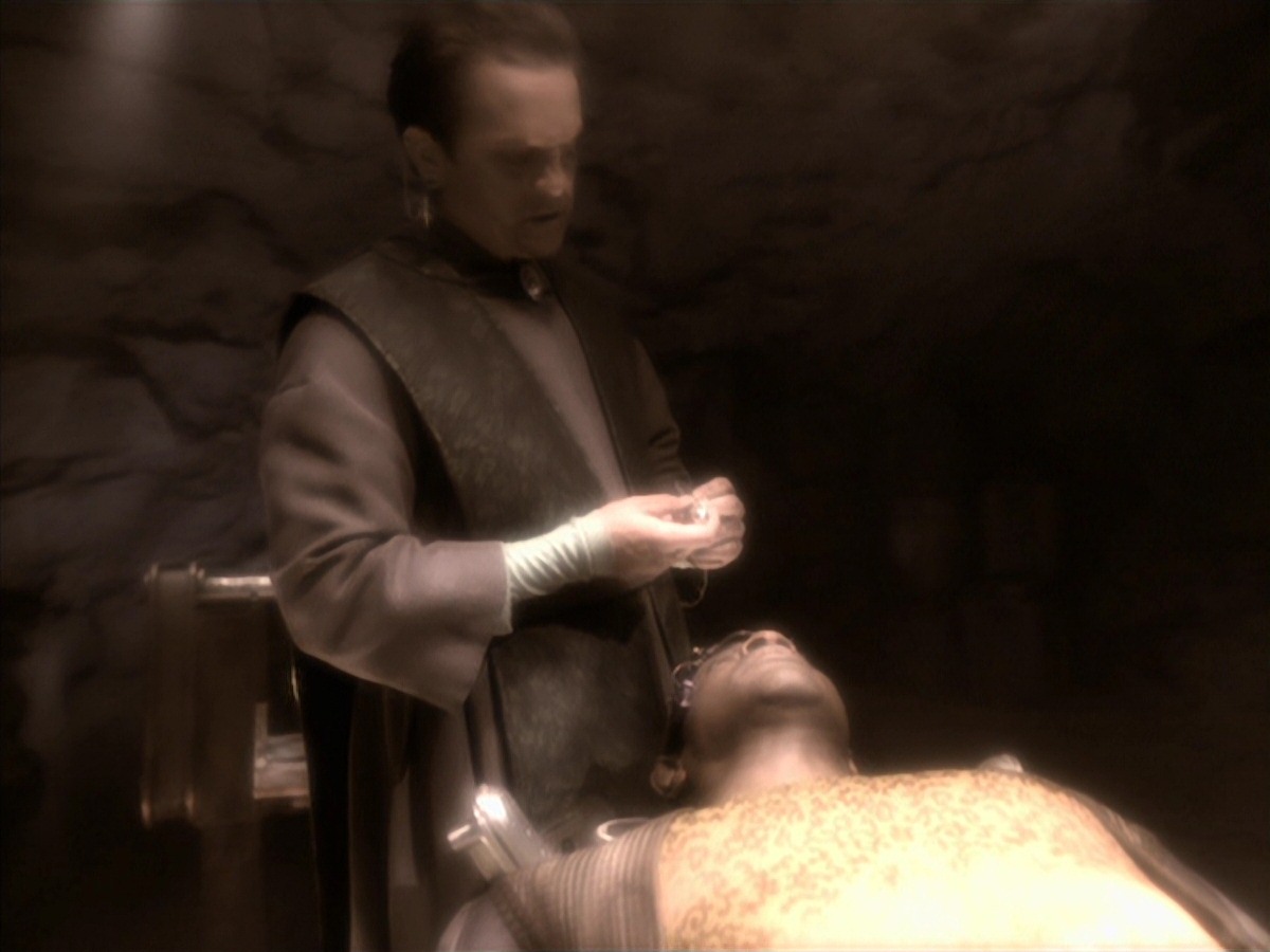 extant_StarTrek_VOY_7x04-Repression_2744.jpg