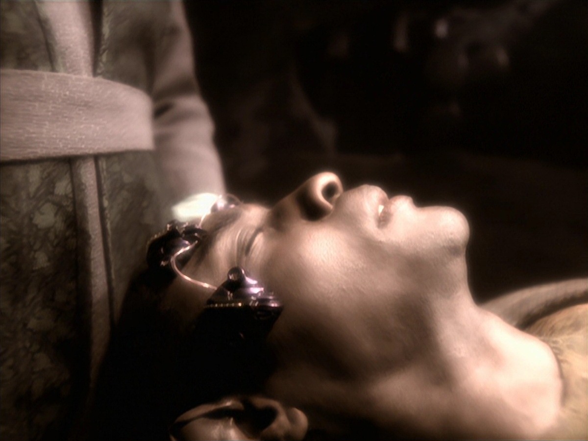 extant_StarTrek_VOY_7x04-Repression_2766.jpg