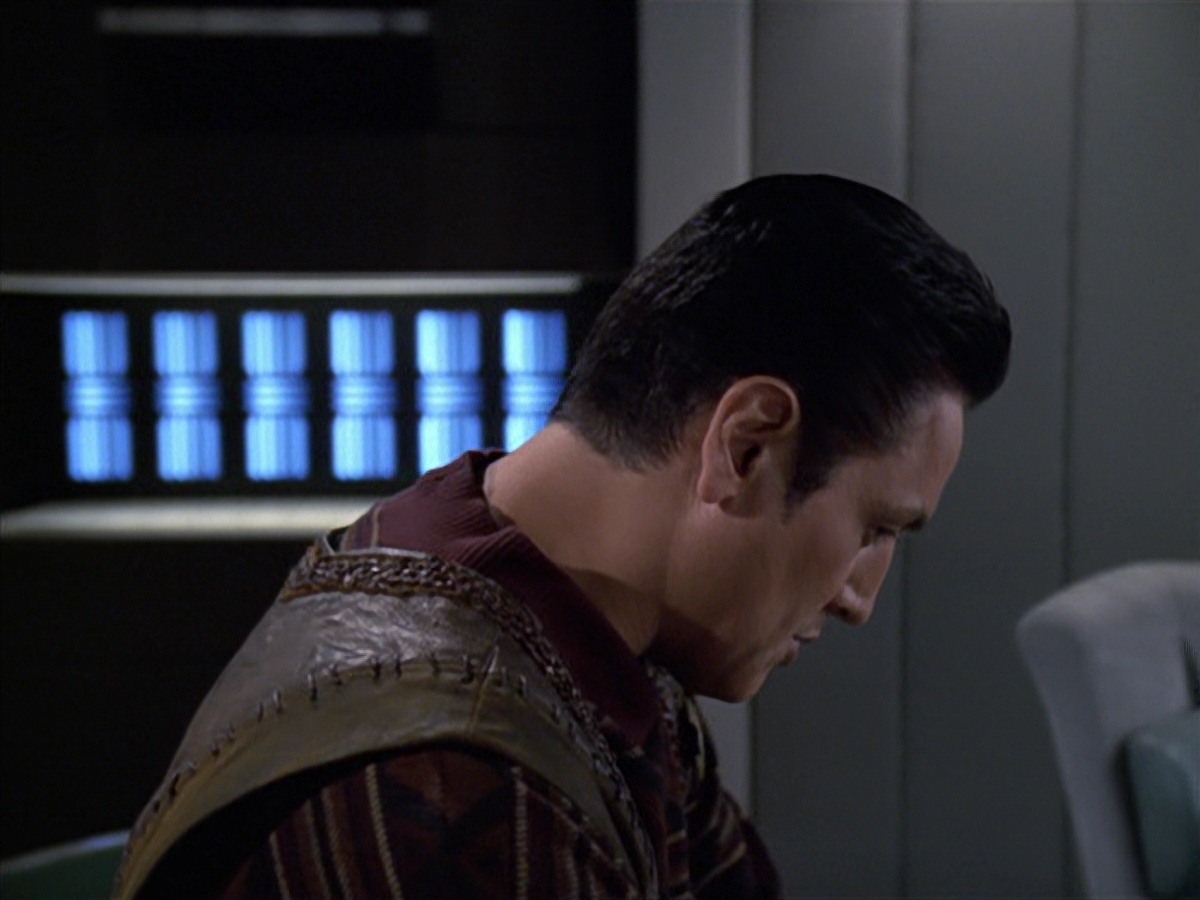 extant_StarTrek_VOY_7x04-Repression_3378.jpg