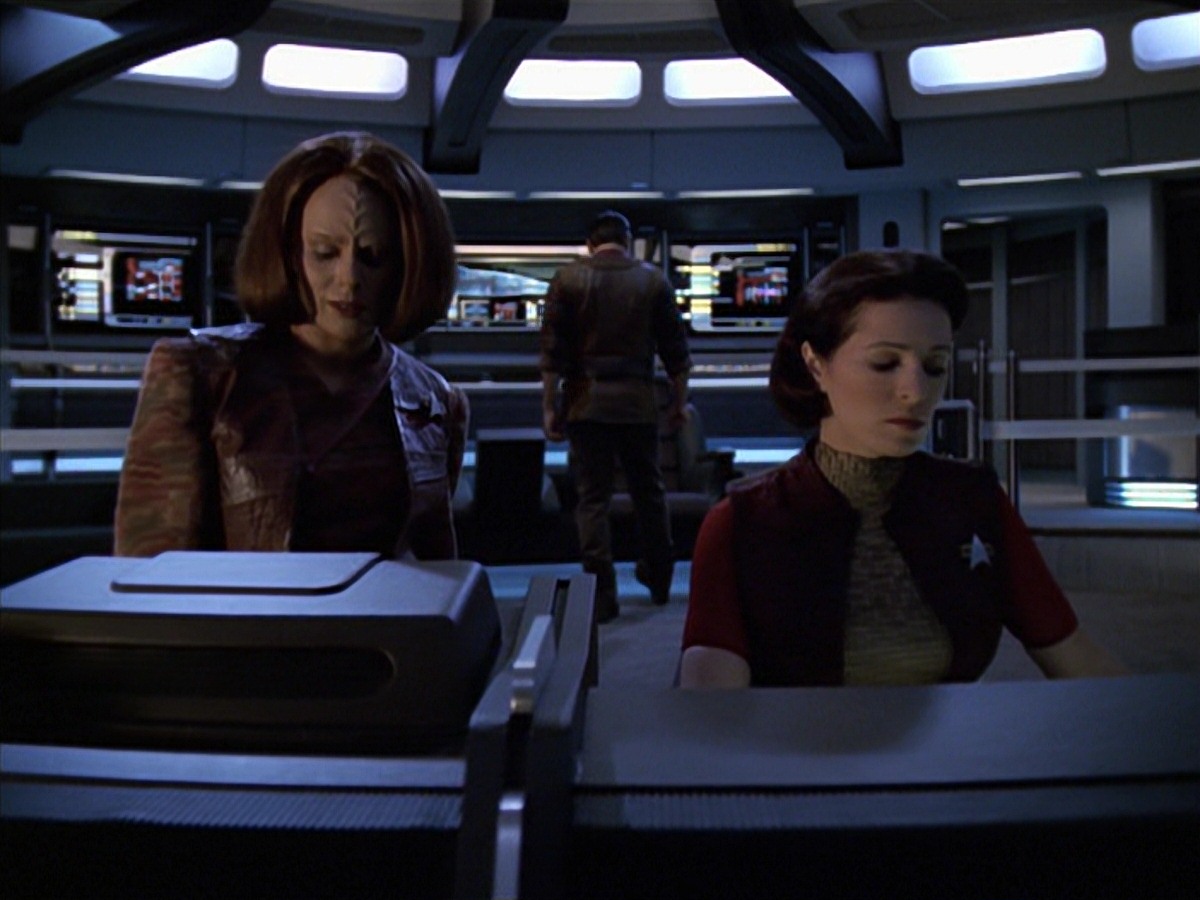 extant_StarTrek_VOY_7x04-Repression_3417.jpg