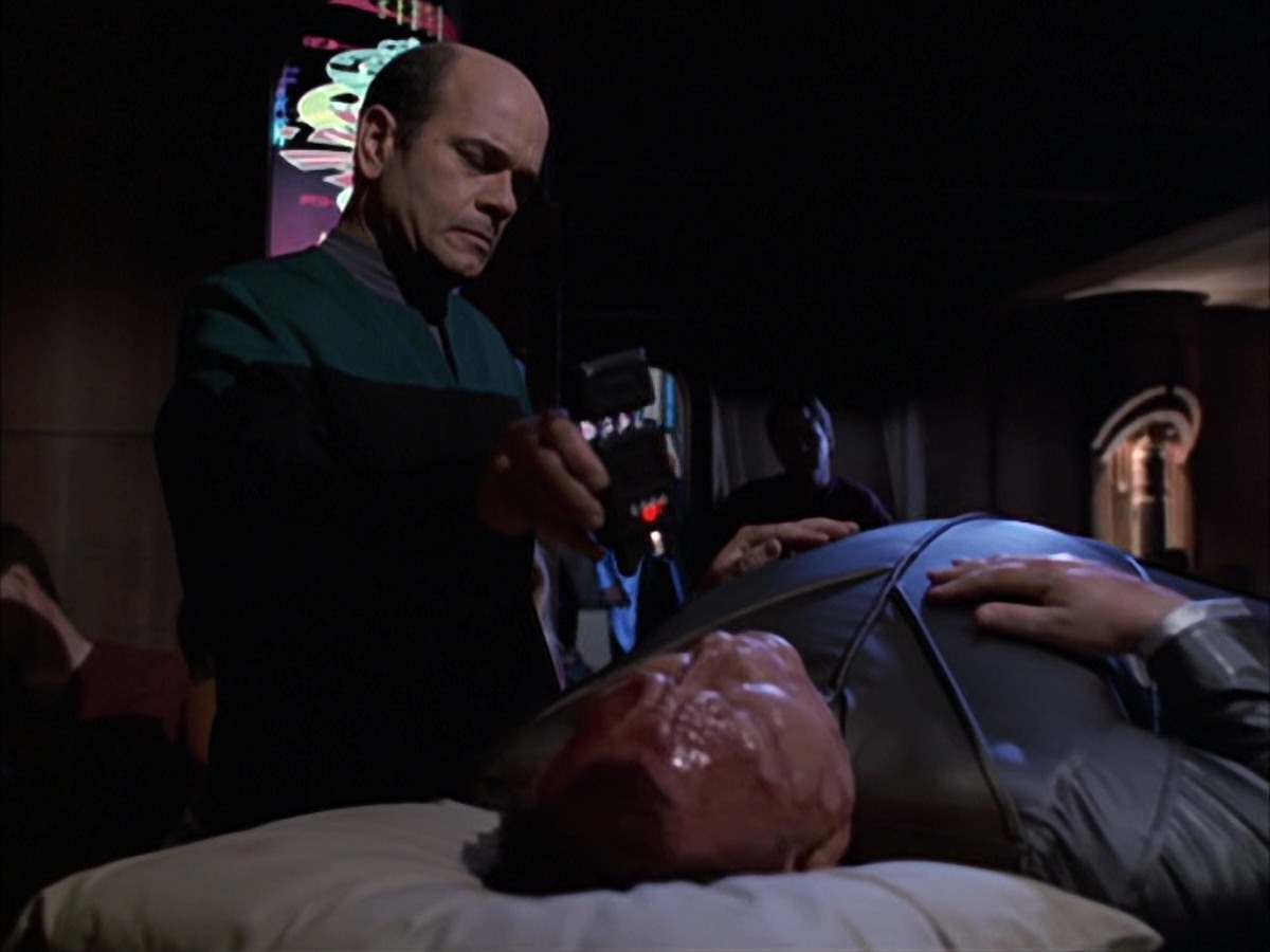 extant_StarTrek_VOY_7x05-CriticalCare_3305.jpg