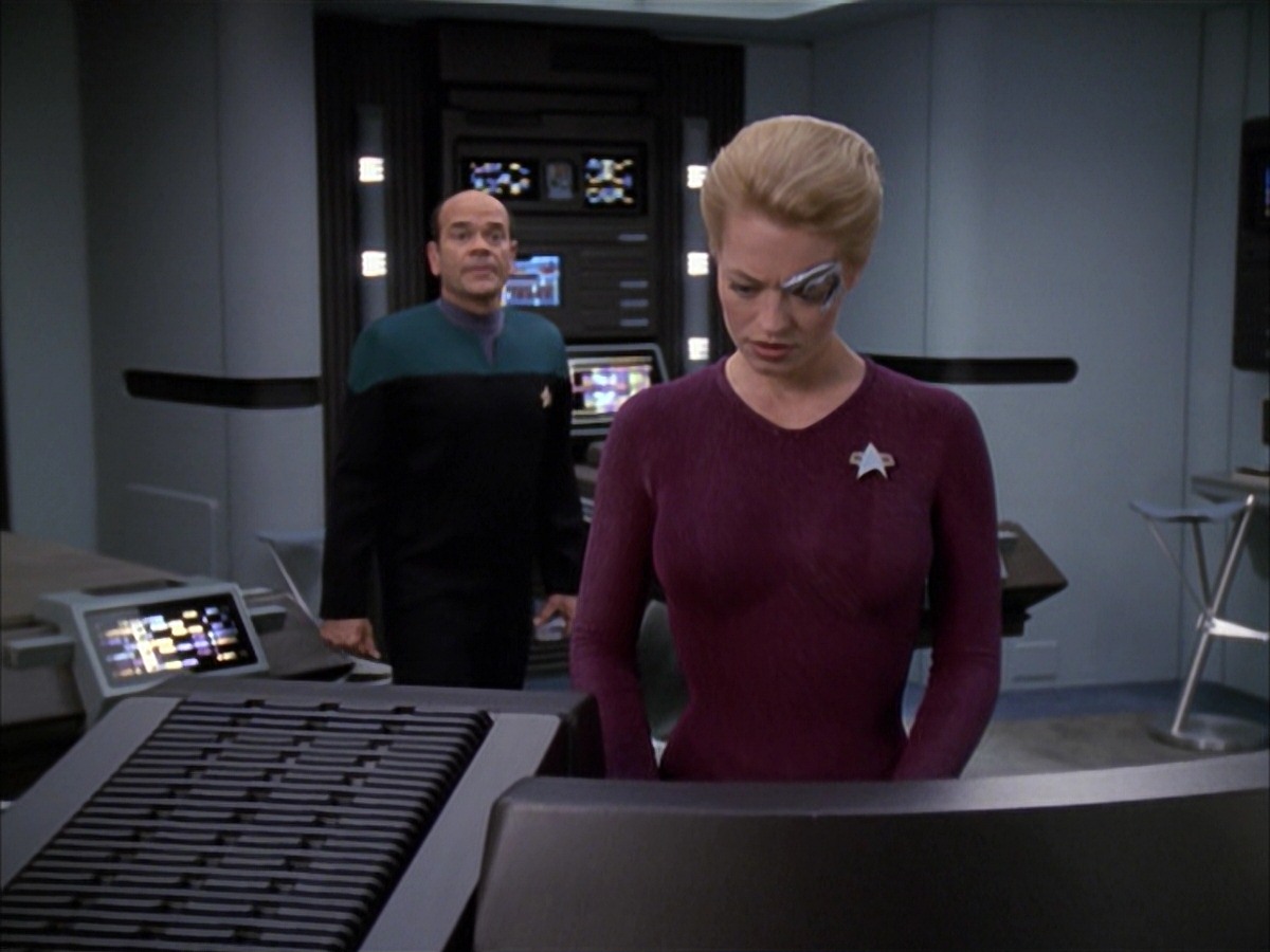 extant_StarTrek_VOY_7x05-CriticalCare_3517.jpg