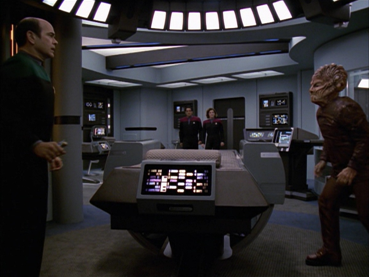 extant_StarTrek_VOY_7x09_7x10-FleshAndBlood_0929.jpg