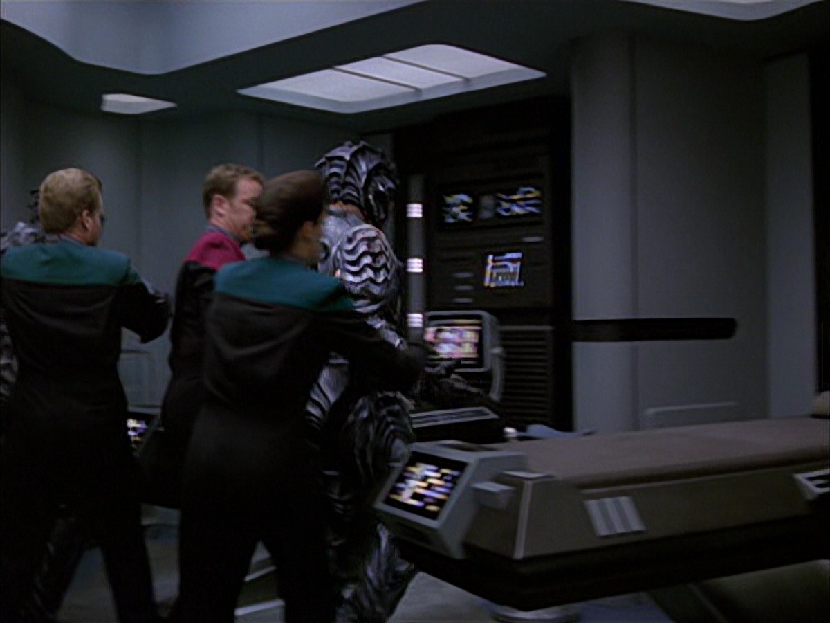 extant_StarTrek_VOY_7x09_7x10-FleshAndBlood_1612.jpg