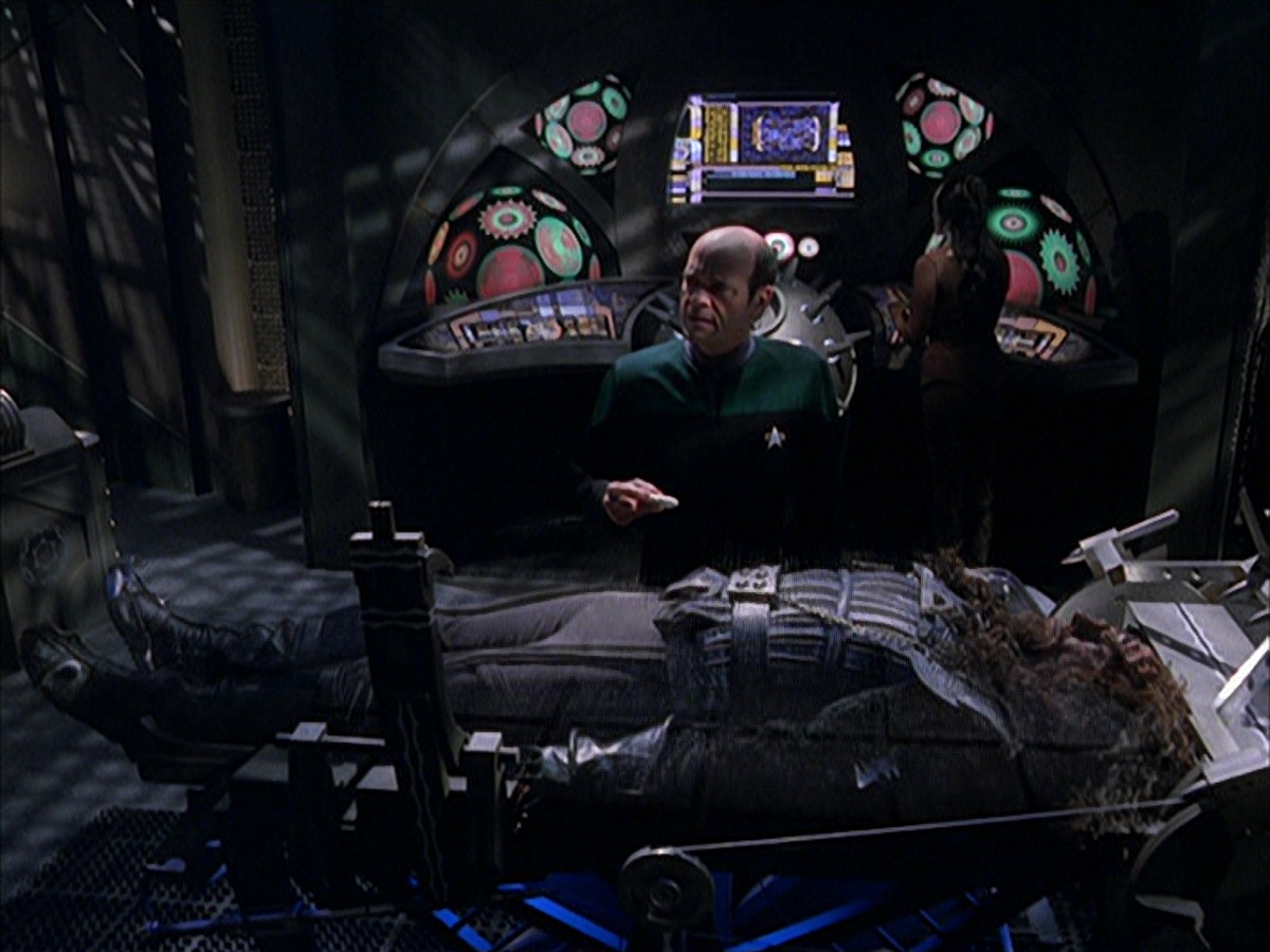 extant_StarTrek_VOY_7x09_7x10-FleshAndBlood_2150.jpg